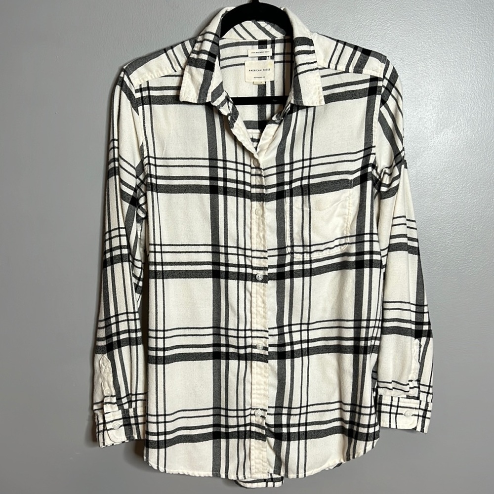 American Eagle black cream plaid button up shirt size medium boyfriend fit